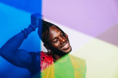 Kırmızı deri ceket giyen yakışıklı bir adam. Gelecekçi siber punk tarzı. Beyaz arkaplanda stüdyo ışığı görüntüsü