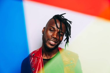 Kırmızı deri ceket giyen yakışıklı bir adam. Gelecekçi siber punk tarzı. Beyaz arkaplanda stüdyo ışığı görüntüsü