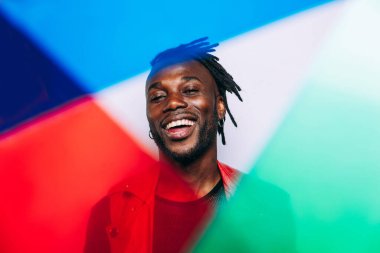 Kırmızı deri ceket giyen yakışıklı bir adam. Gelecekçi siber punk tarzı. Beyaz arkaplanda stüdyo ışığı görüntüsü