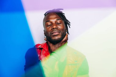 Kırmızı deri ceket giyen yakışıklı bir adam. Gelecekçi siber punk tarzı. Beyaz arkaplanda stüdyo ışığı görüntüsü