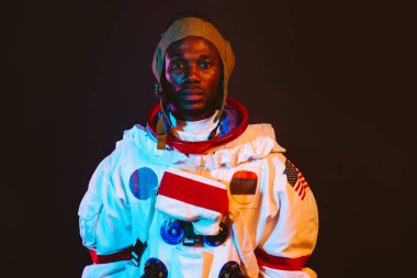 Bir astronotun sinematik görüntüsü. Uzay elbisesi olan bir adamın renkli portresi.