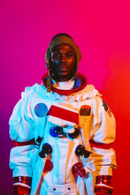 Bir astronotun sinematik görüntüsü. Uzay elbisesi olan bir adamın renkli portresi.