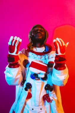 Bir astronotun sinematik görüntüsü. Uzay elbisesi olan bir adamın renkli portresi.