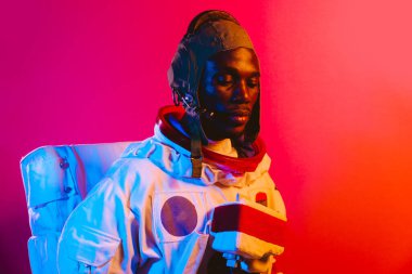 Bir astronotun sinematik görüntüsü. Uzay elbisesi olan bir adamın renkli portresi.