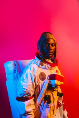 Bir astronotun sinematik görüntüsü. Uzay elbisesi olan bir adamın renkli portresi.