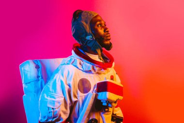 Bir astronotun sinematik görüntüsü. Uzay elbisesi olan bir adamın renkli portresi.