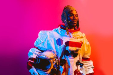 Bir astronotun sinematik görüntüsü. Uzay elbisesi olan bir adamın renkli portresi.