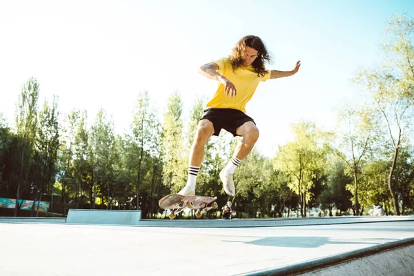 Profesjonalni Deskorolkarze Dobrze Się Bawią Skateparku — Zdjęcie stockowe