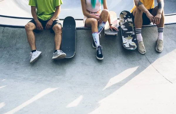 Profesjonalni Deskorolkarze Dobrze Się Bawią Skateparku — Zdjęcie stockowe