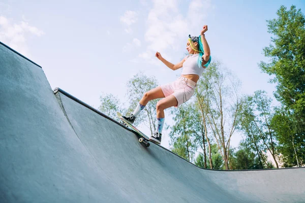 Profesjonalni Deskorolkarze Dobrze Się Bawią Skateparku — Zdjęcie stockowe