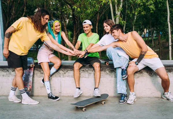 Skateboarder Professionisti Divertono Allo Skate Park — Foto Stock