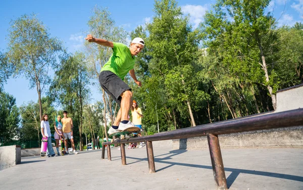 Profesjonalni Deskorolkarze Dobrze Się Bawią Skateparku — Zdjęcie stockowe