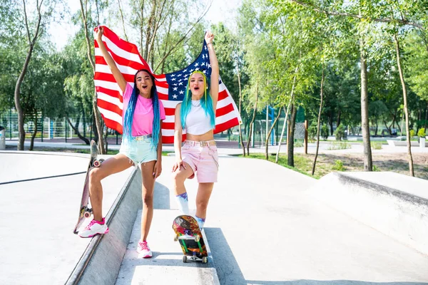 Grupo Skatistas Adolescentes Parque Skate Skatistas Profissionais Divertindo Juntos — Fotografia de Stock