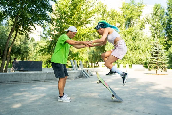 Professionelle Skateboarder Haben Spaß Skatepark — Stockfoto