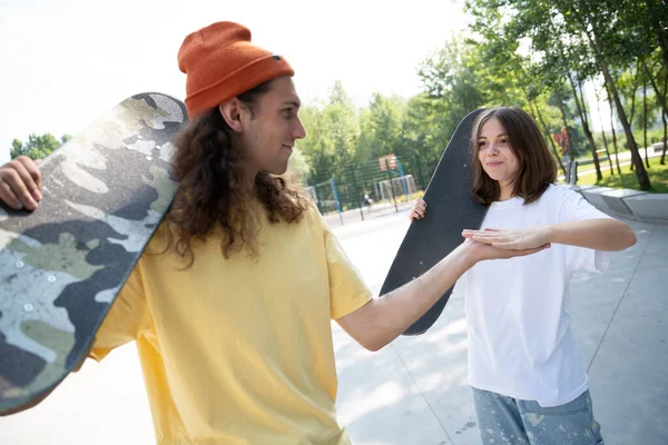 Patinadores Profesionales Divirtiéndose Skate Park —  Fotos de Stock