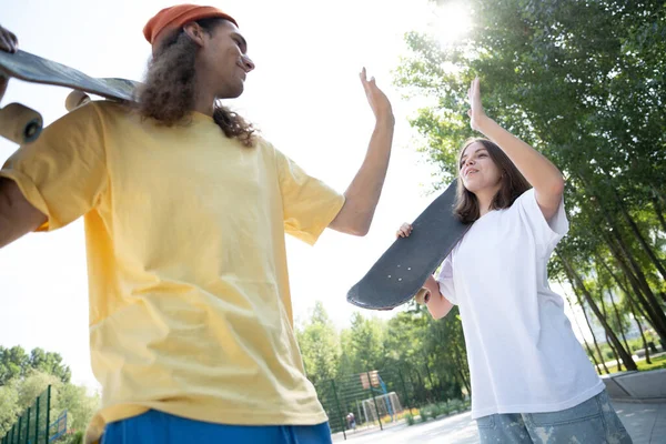 Επαγγελματίες Skateboarders Διασκεδάζουν Στο Πάρκο Skate — Φωτογραφία Αρχείου