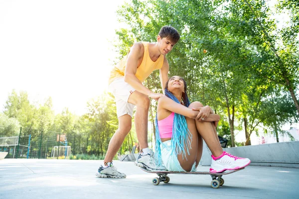 Skatergruppe Skatepark Professionelle Skateboarder Haben Gemeinsam Spaß — Stockfoto