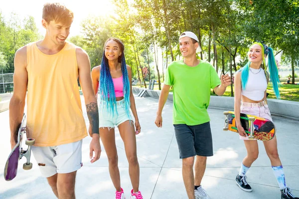 Grupo Skaters Adolescentes Skatepark Patinadores Profesionales Divirtiéndose Juntos — Foto de Stock