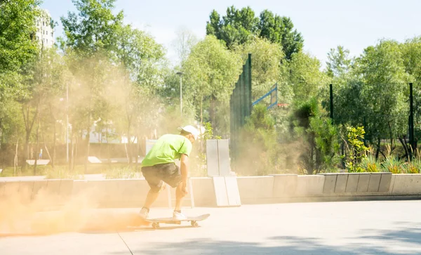 Patinadores Con Bombas Humo Colores Patinadores Profesionales Divirtiéndose Skate Park —  Fotos de Stock