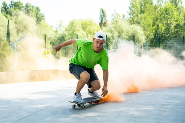 Ковзанярі Кольоровими Димовими Бомбами Професійні Скейтбордисти Розважаються Скейтборді — стокове фото