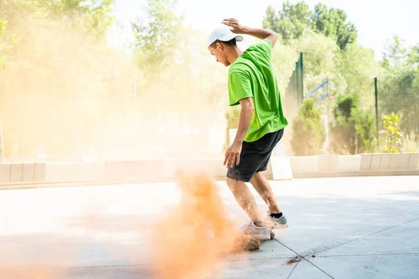 Patinadores Com Bombas Fumaça Coloridas Skatistas Profissionais Divertindo Parque Skate — Fotografia de Stock