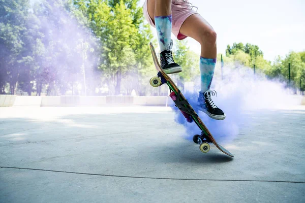 Patinadores Con Bombas Humo Colores Patinadores Profesionales Divirtiéndose Skate Park —  Fotos de Stock