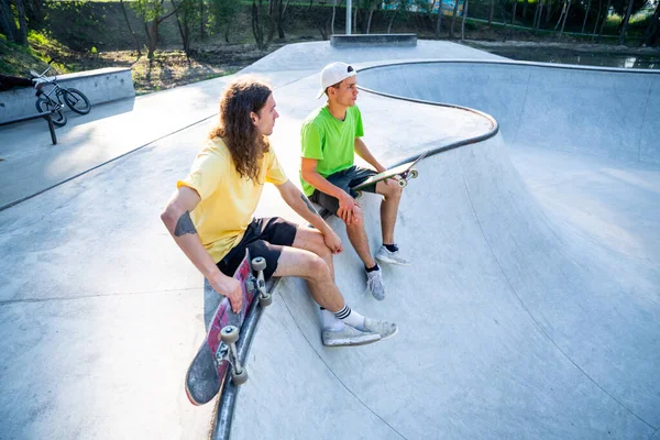 Patinadores Profesionales Divirtiéndose Skate Park —  Fotos de Stock