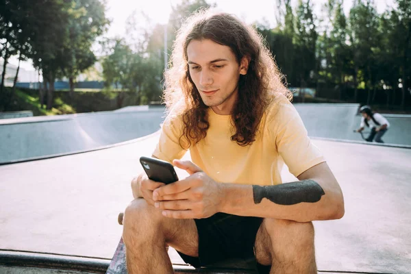 Patinadores Profesionales Divirtiéndose Skate Park —  Fotos de Stock