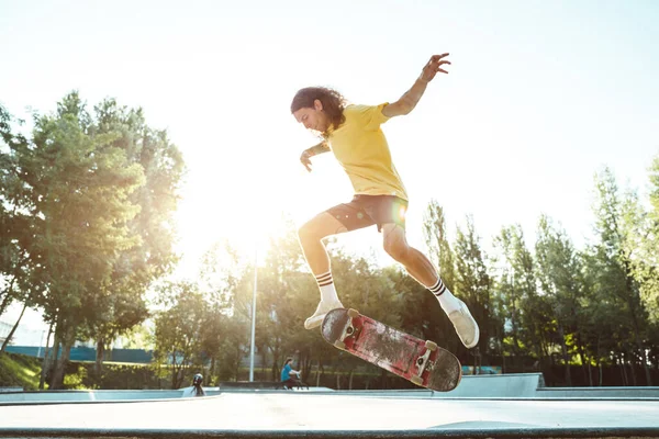 Profesionální Skateboardisté Baví Skate Parku — Stock fotografie