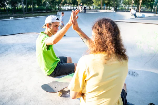 Patinadores Profesionales Divirtiéndose Skate Park —  Fotos de Stock