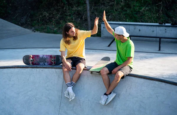 Skatistas Profissionais Divertindo Parque Skate — Fotografia de Stock