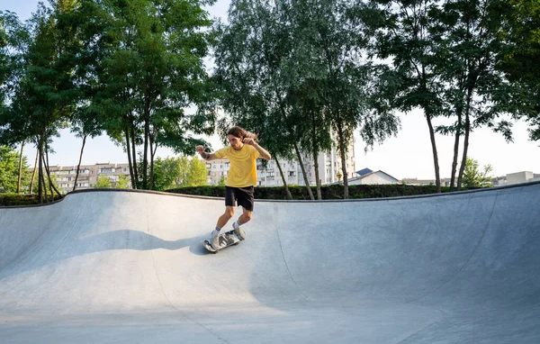 Patinadores Profesionales Divirtiéndose Skate Park —  Fotos de Stock