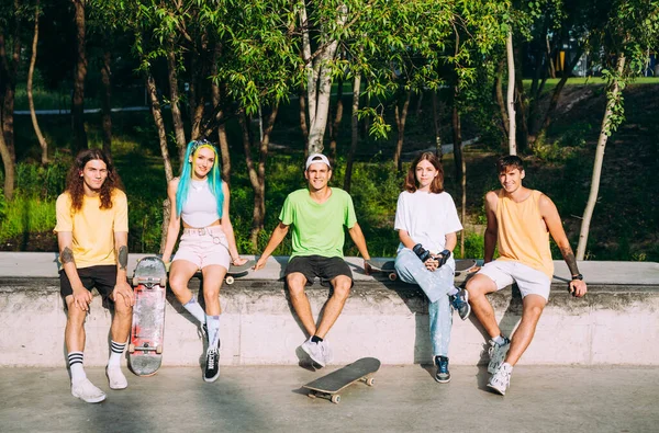 Skateboarderi Profesioniști Care Distrează Parcul Patine — Fotografie, imagine de stoc