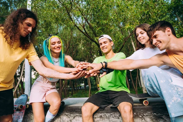 Patinadores Profesionales Divirtiéndose Skate Park — Foto de Stock