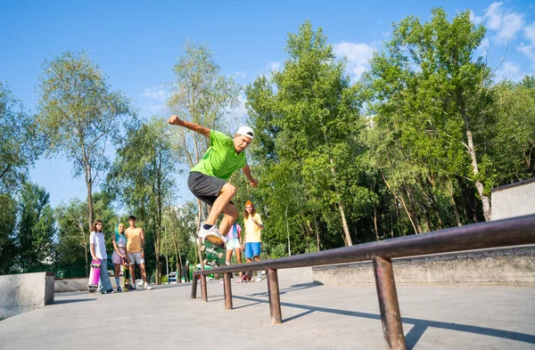 Skatistas Profissionais Divertindo Parque Skate — Fotografia de Stock