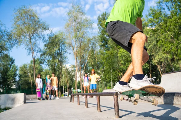 Patinadores Profesionales Divirtiéndose Skate Park —  Fotos de Stock