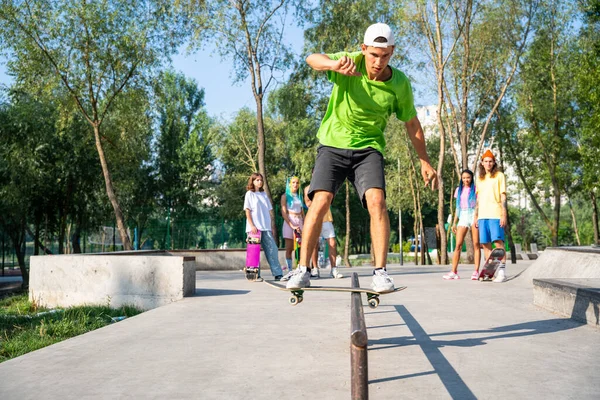 Professionelle Skateboarder Haben Spaß Skatepark — Stockfoto