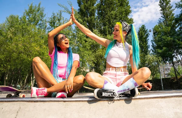 Professionella Skateboardåkare Som Har Kul Skateparken — Stockfoto