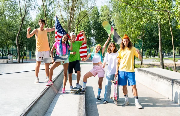 Skatergruppe Skatepark Professionelle Skateboarder Haben Gemeinsam Spaß — Stockfoto