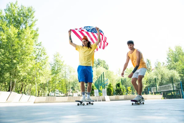 Επαγγελματίες Skateboarders Διασκεδάζουν Στο Πάρκο Skate — Φωτογραφία Αρχείου