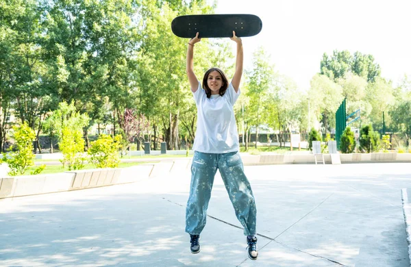 Młody Nastolatek Skateparku Profesjonalny Deskorolkarz Robi Sobie Przerwę Wystawie — Zdjęcie stockowe