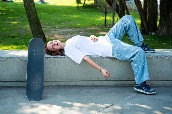 Fiatal Tinédzser Skateparkban Szakmai Gördeszkás Tart Egy Kis Szünetet Kiállítás — Stock Fotó