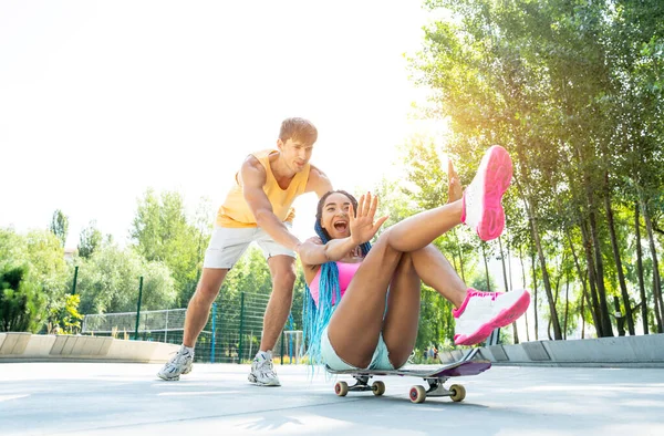滑板队的青少年在滑板公园 专业滑板选手在一起玩乐 — 图库照片