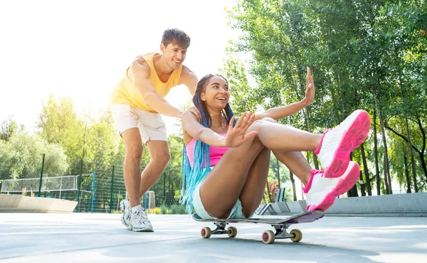 Grupo Skatistas Adolescentes Parque Skate Skatistas Profissionais Divertindo Juntos — Fotografia de Stock