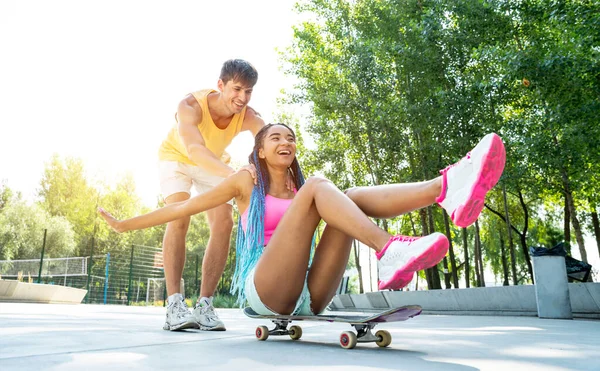 Grupo Skatistas Adolescentes Parque Skate Skatistas Profissionais Divertindo Juntos — Fotografia de Stock