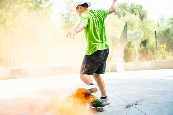 Åkare Med Färgade Rökbomber Professionella Skateboardåkare Som Har Kul Skateparken — Stockfoto