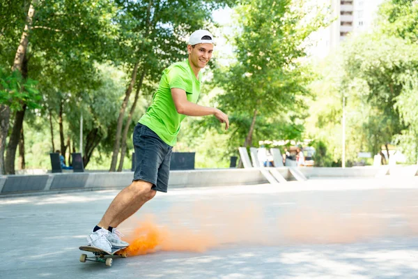 Skater Mit Farbigen Rauchbomben Professionelle Skateboarder Haben Spaß Skatepark — Stockfoto