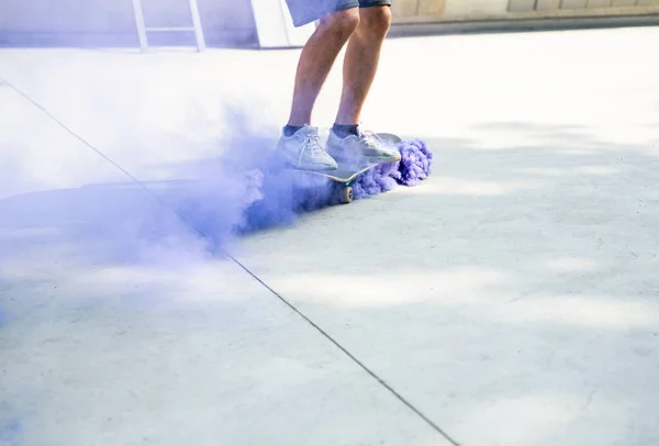 Patinadores Con Bombas Humo Colores Patinadores Profesionales Divirtiéndose Skate Park —  Fotos de Stock