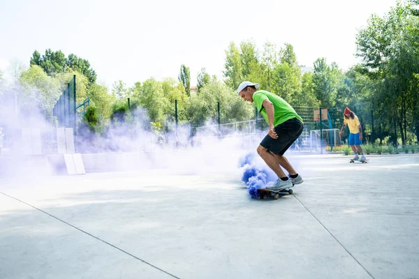 Patinadores Com Bombas Fumaça Coloridas Skatistas Profissionais Divertindo Parque Skate — Fotografia de Stock