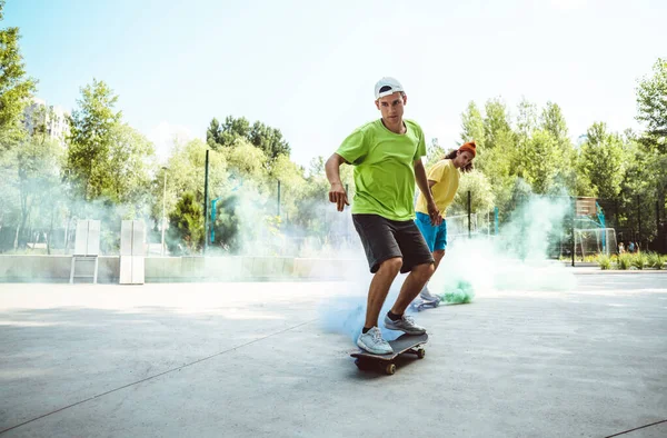 Skater Mit Farbigen Rauchbomben Professionelle Skateboarder Haben Spaß Skatepark — Stockfoto